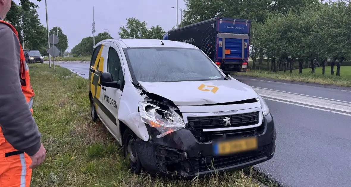 Ongeval tussen bestelbus en auto op N272 - Foto 2