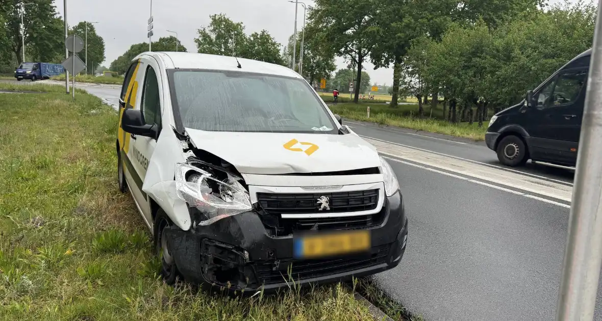 Ongeval tussen bestelbus en auto op N272 - Foto 3