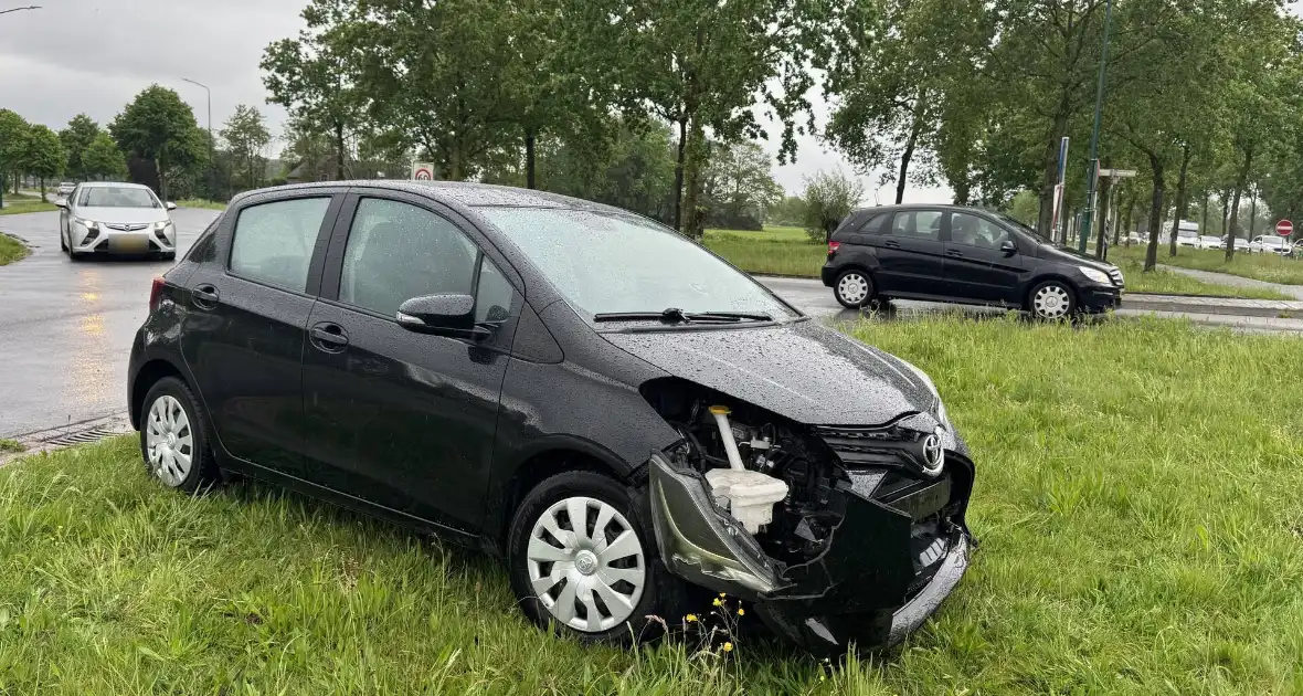 Ongeval tussen vrachtwagen en auto veroorzaakt verkeershinder