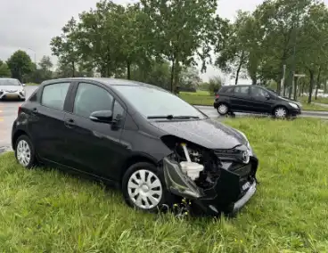 Ongeval tussen vrachtwagen en auto veroorzaakt verkeershinder