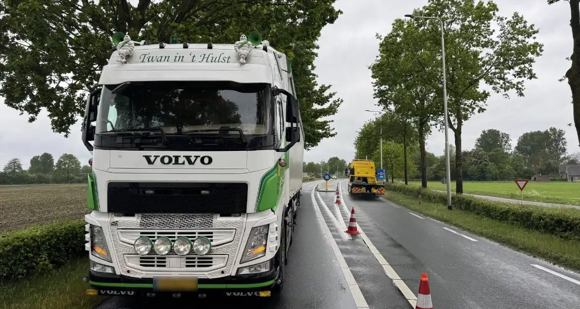 Ongeval tussen vrachtwagen en auto veroorzaakt verkeershinder - Foto 1
