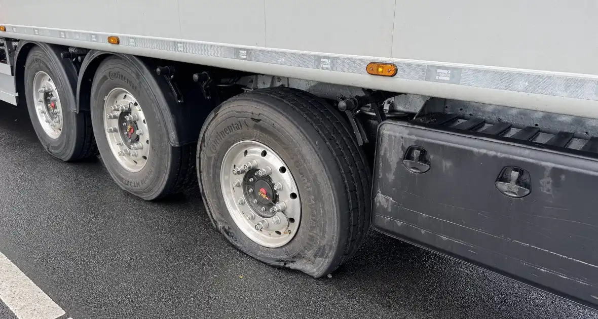Ongeval tussen vrachtwagen en auto veroorzaakt verkeershinder - Foto 2