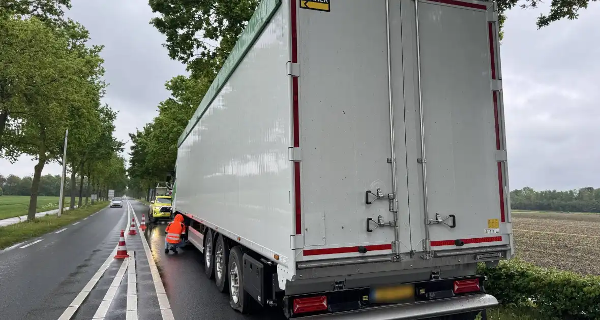 Ongeval tussen vrachtwagen en auto veroorzaakt verkeershinder - Foto 3