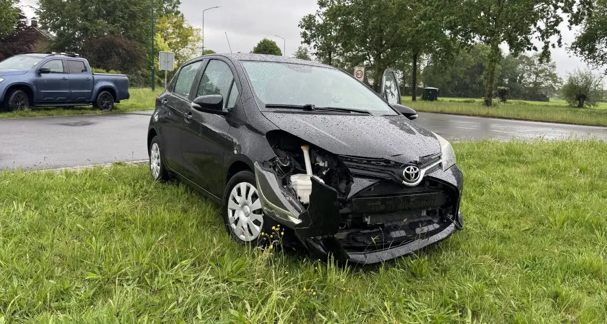 Ongeval tussen vrachtwagen en auto veroorzaakt verkeershinder - Foto 4
