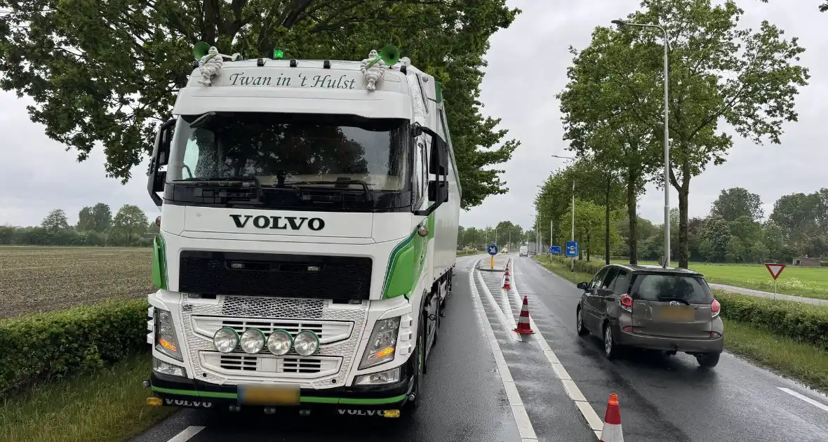 Ongeval tussen vrachtwagen en auto veroorzaakt verkeershinder - Foto 5