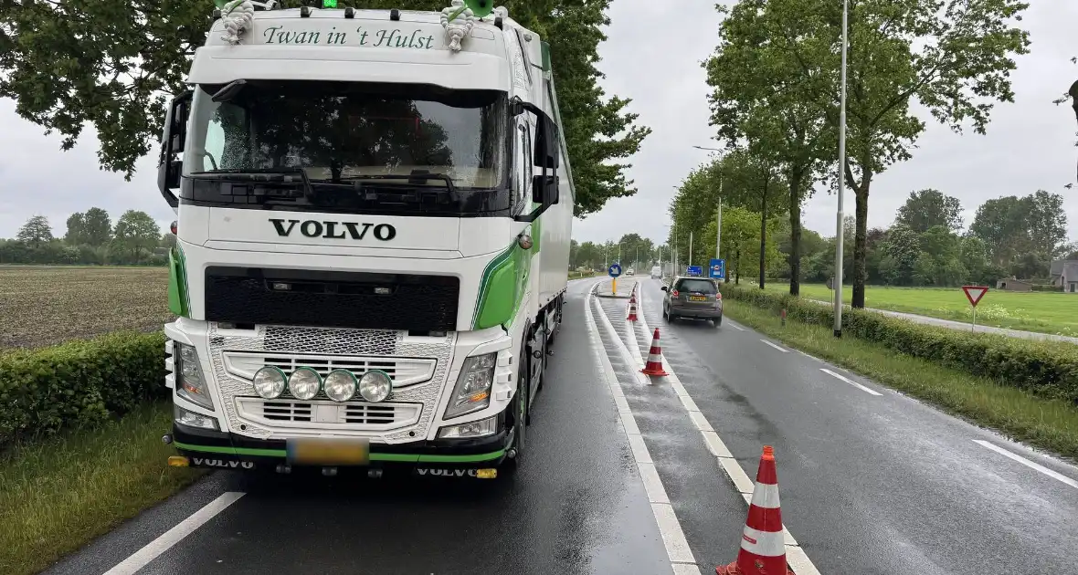 Ongeval tussen vrachtwagen en auto veroorzaakt verkeershinder - Foto 6