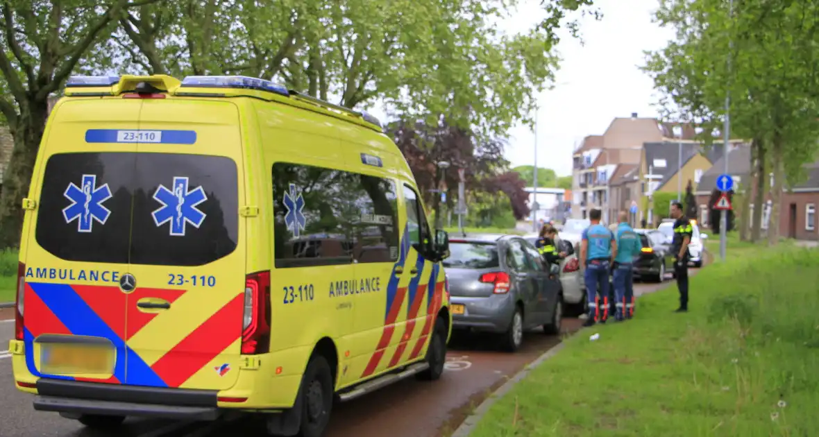 Aanrijding met meerdere voertuigen veroorzaakt blikschade