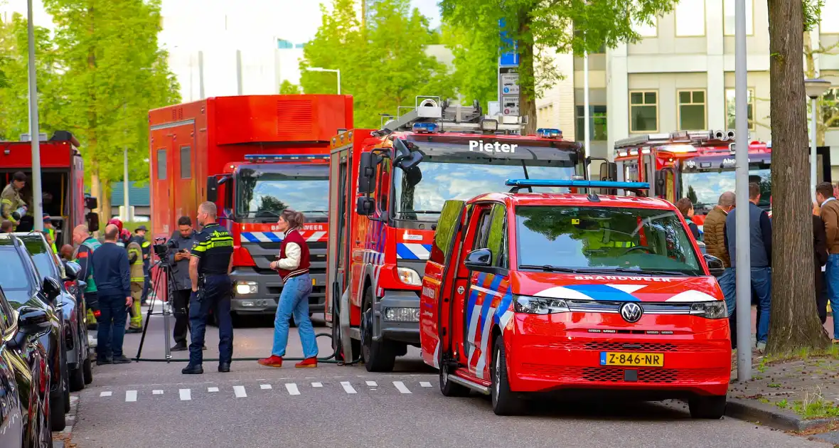 Oefening brandweer in leegstaand gebouw trekt veel bekijks