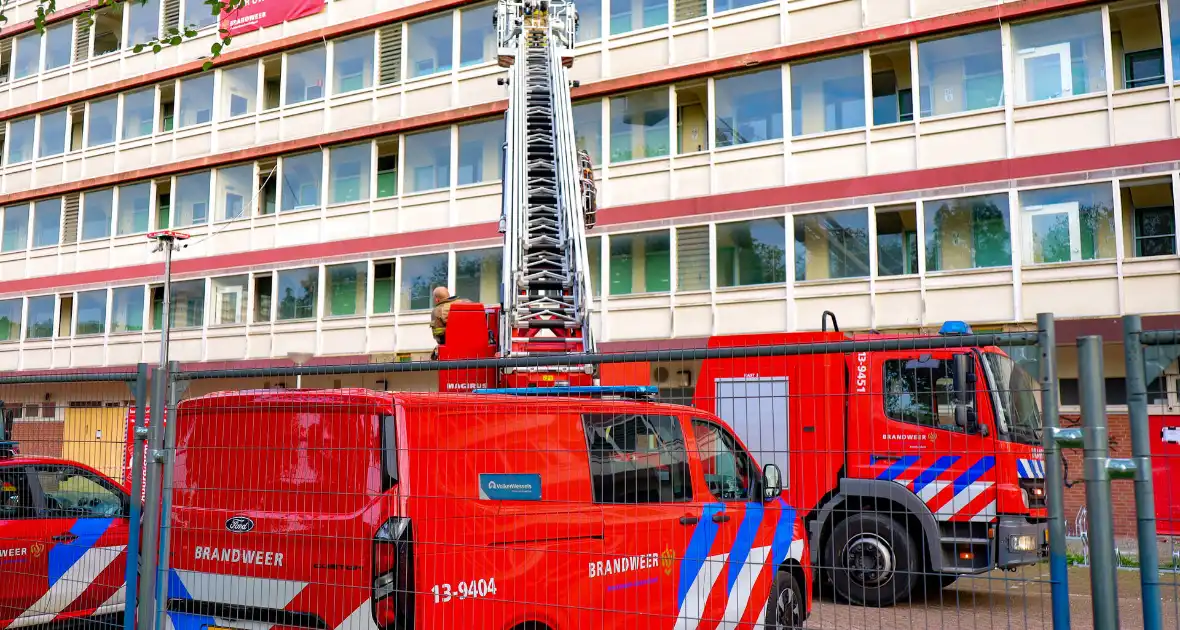Oefening brandweer in leegstaand gebouw trekt veel bekijks - Foto 10