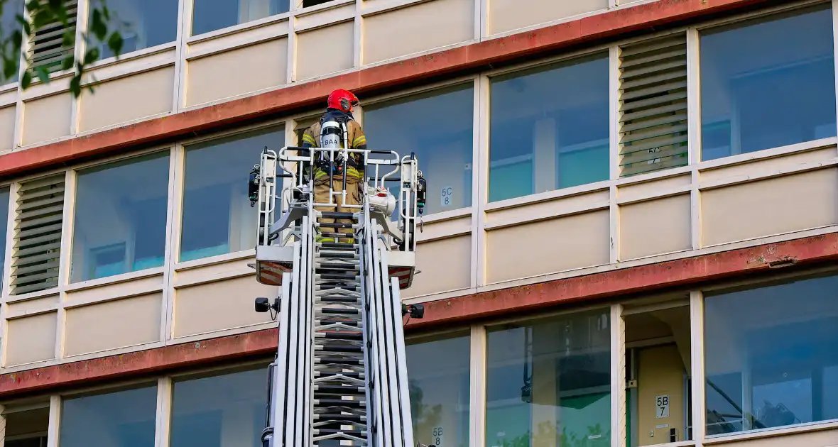 Oefening brandweer in leegstaand gebouw trekt veel bekijks - Foto 11