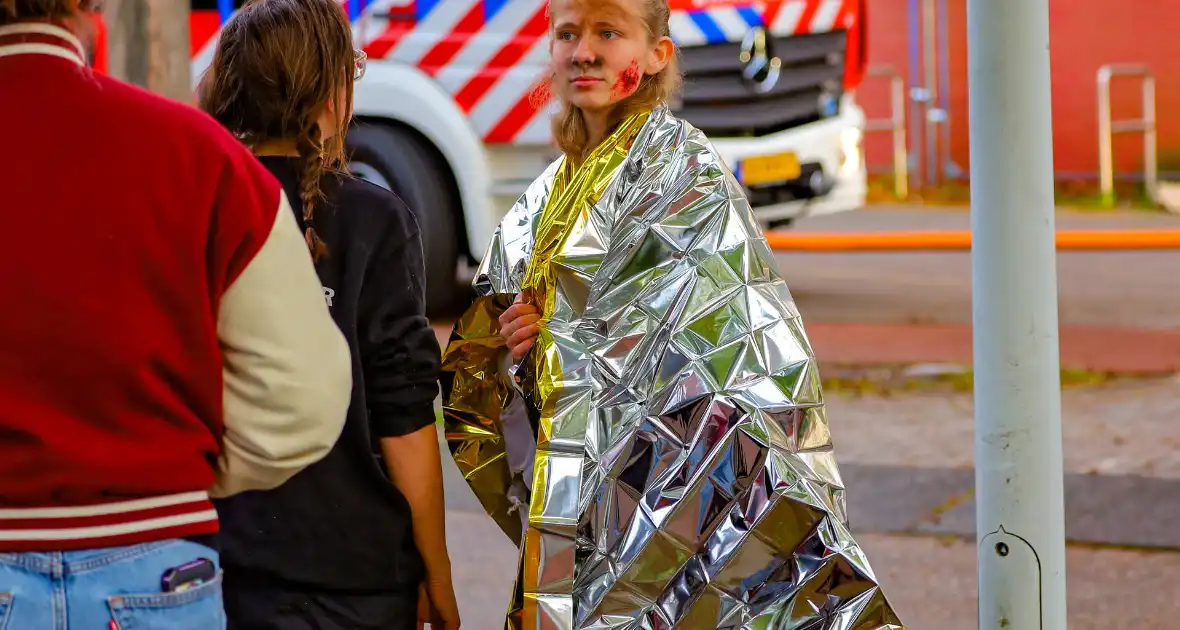 Oefening brandweer in leegstaand gebouw trekt veel bekijks - Foto 3