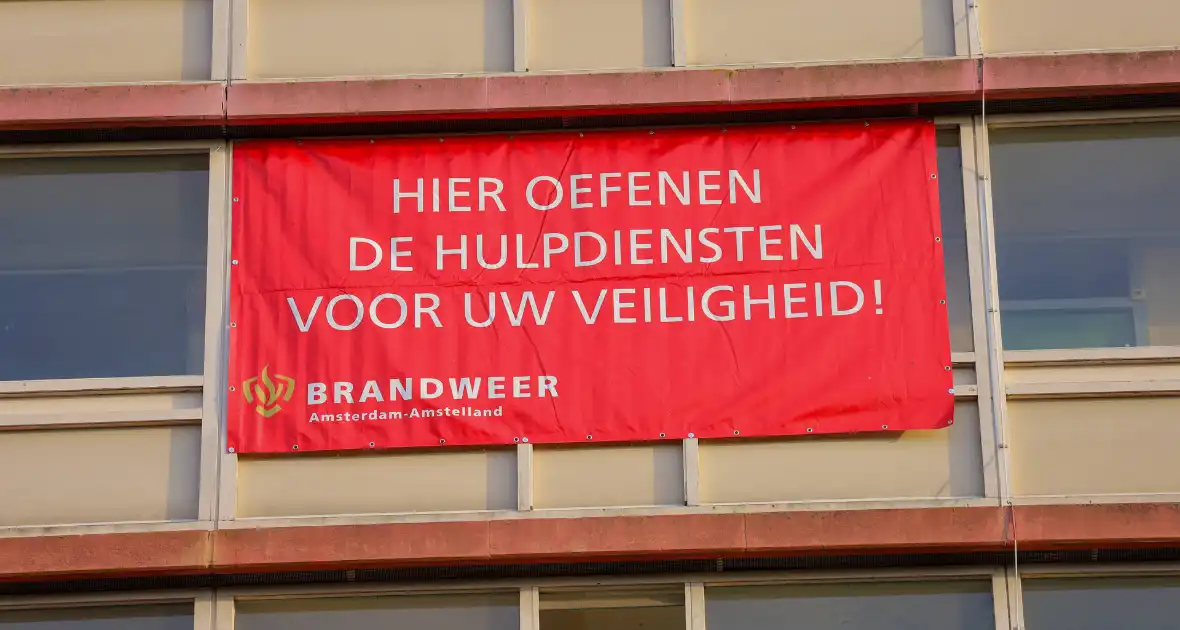 Oefening brandweer in leegstaand gebouw trekt veel bekijks - Foto 4