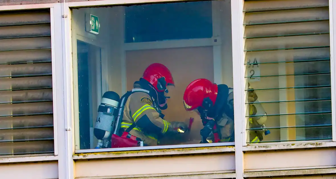 Oefening brandweer in leegstaand gebouw trekt veel bekijks - Foto 8