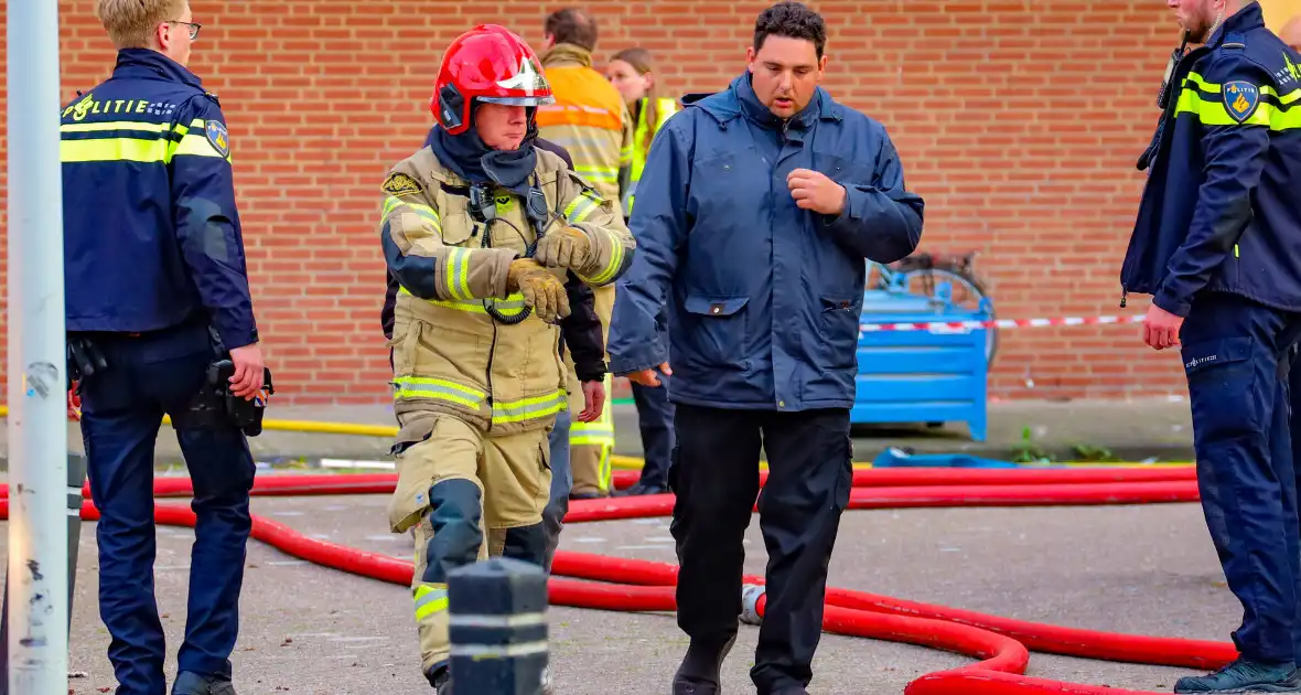 Oefening brandweer in leegstaand gebouw trekt veel bekijks - Foto 9