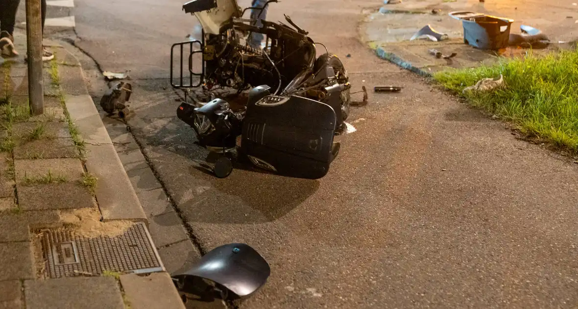 Auto schept een scooter