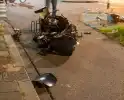 Auto schept een scooter