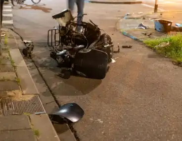 Auto schept een scooter
