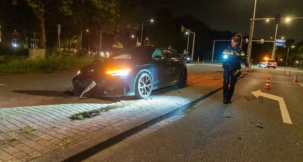 Auto schept een scooter - Foto 1