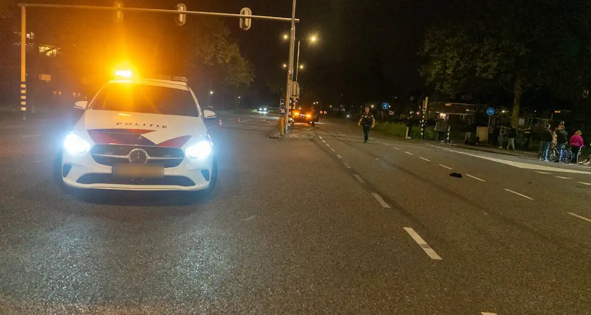 Auto schept een scooter - Foto 2