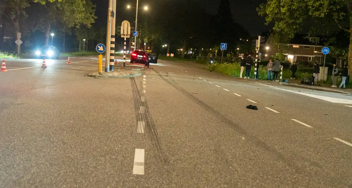 Auto schept een scooter - Foto 3