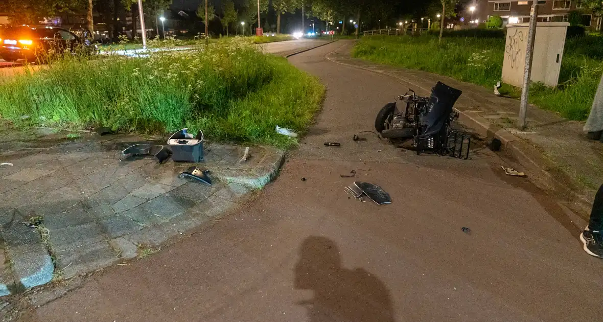 Auto schept een scooter - Foto 6