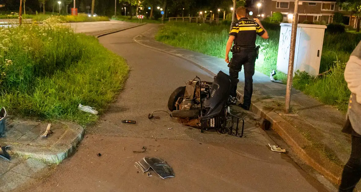Auto schept een scooter - Foto 7