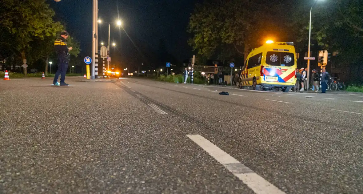 Auto schept een scooter - Foto 8