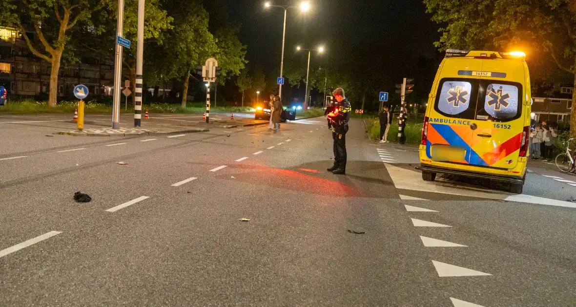 Auto schept een scooter - Foto 9