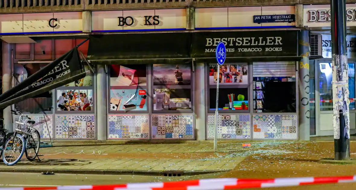 Explosie bij geldautomaat veroorzaakt ravage - Foto 7
