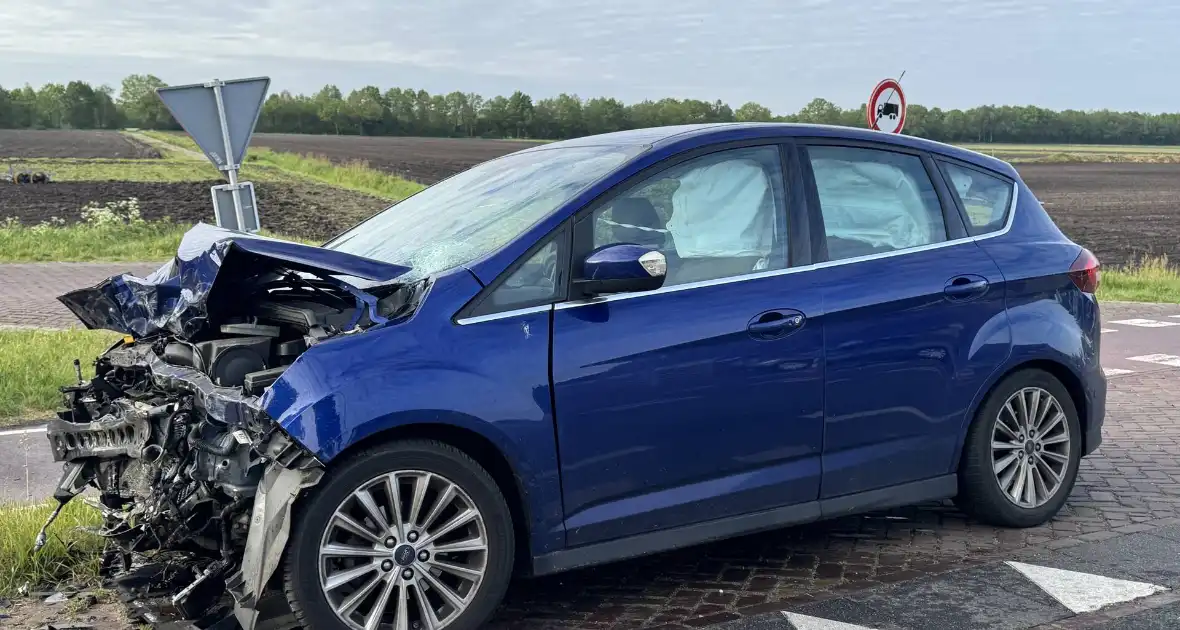 Forse aanrijding tussen auto en vrachtwagen