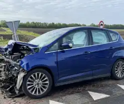 Forse aanrijding tussen auto en vrachtwagen