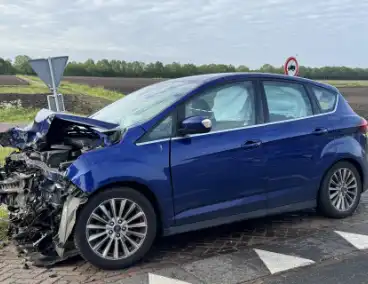 Forse aanrijding tussen auto en vrachtwagen
