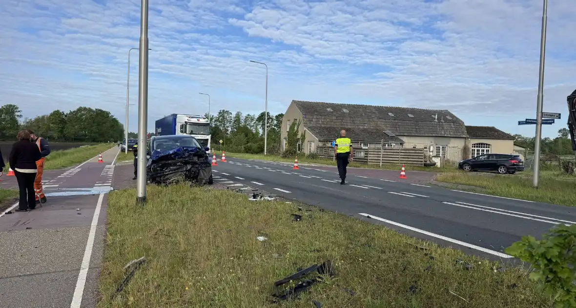 Forse aanrijding tussen auto en vrachtwagen - Foto 1