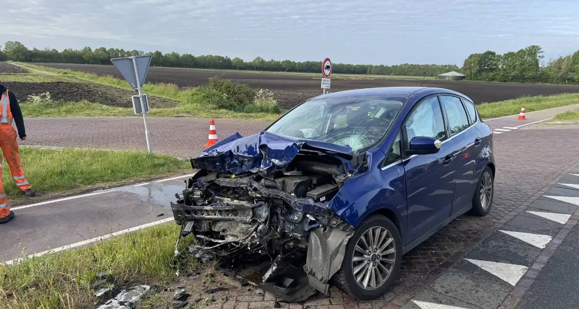 Forse aanrijding tussen auto en vrachtwagen - Foto 2