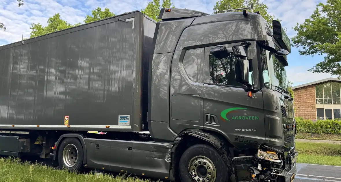 Forse aanrijding tussen auto en vrachtwagen - Foto 3