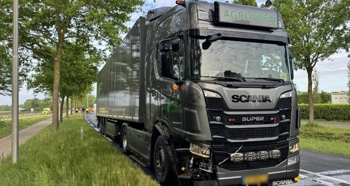 Forse aanrijding tussen auto en vrachtwagen - Foto 4
