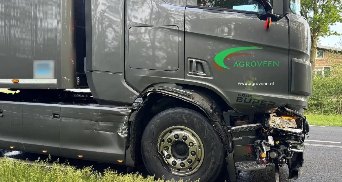 Forse aanrijding tussen auto en vrachtwagen - Foto 5