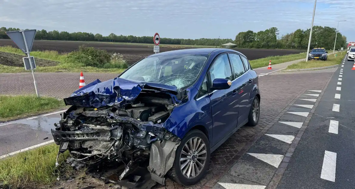 Forse aanrijding tussen auto en vrachtwagen - Foto 6