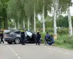 Tesla botst tegen boom met lichte verwondingen
