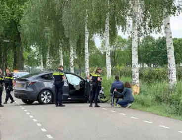 Tesla botst tegen boom met lichte verwondingen