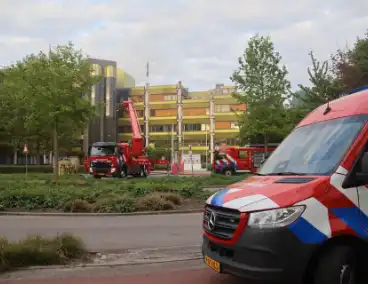 Blusrobot ingezet bij uitslaande brand in verlaten kantoorgebouw