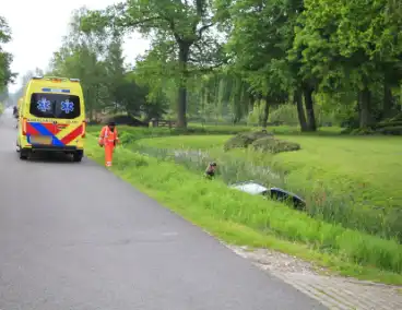 Auto belandt in sloot na keeractie