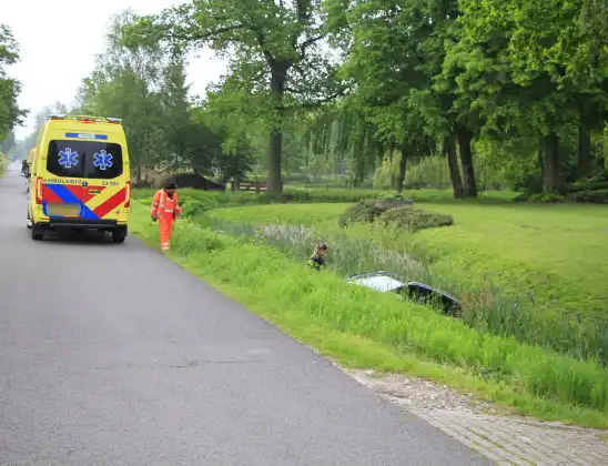 Auto belandt in sloot na keeractie