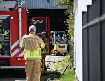 Brandweer bestrijdt brand in vorkheftruck met schuim