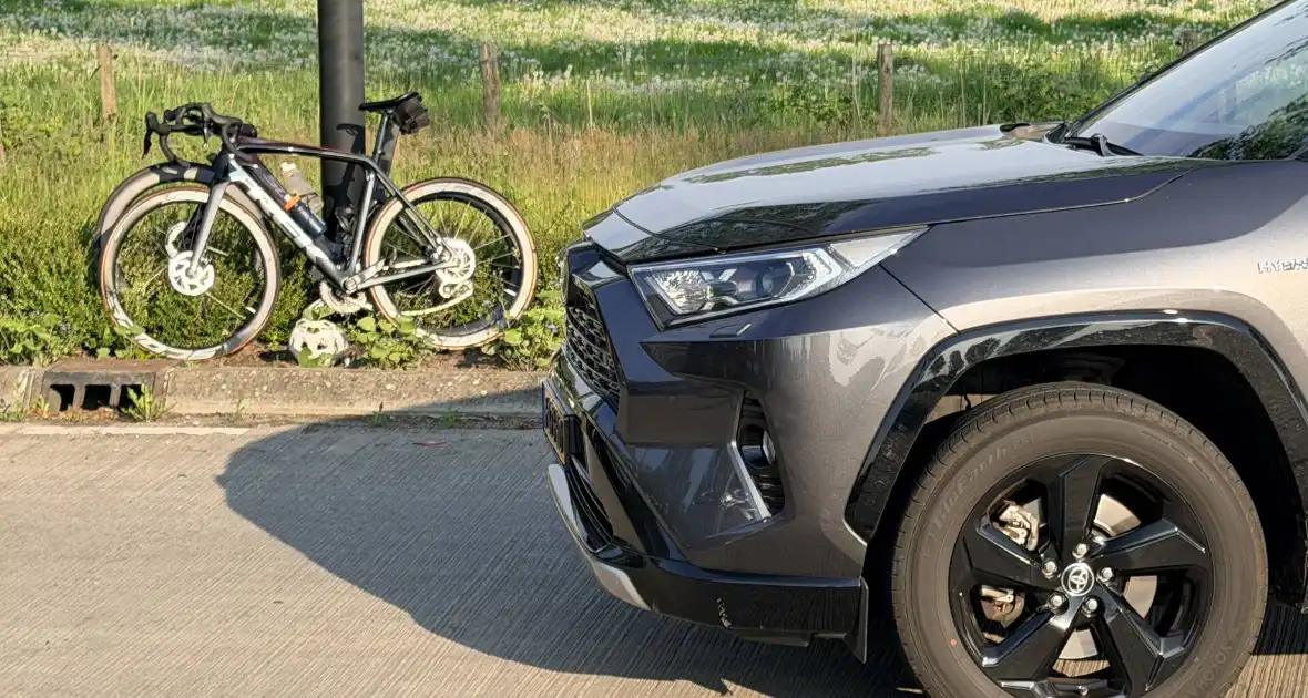 Wielrenners gewond na aanrijding met auto