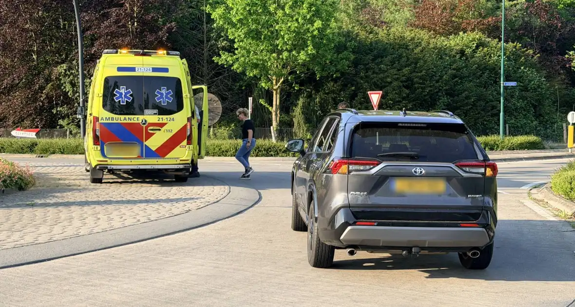 Wielrenners gewond na aanrijding met auto - Foto 2