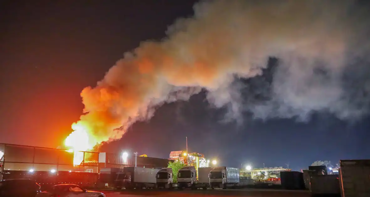Brandweer houdt nacontrole na buitenbrand - Foto 1