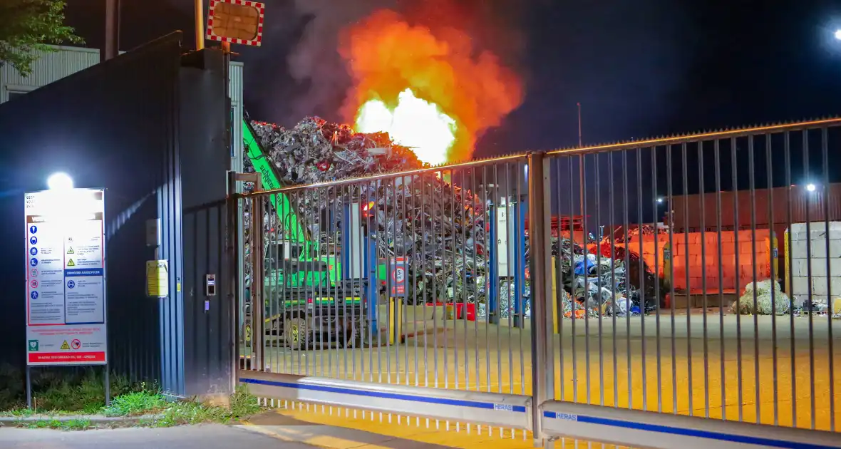 Brandweer houdt nacontrole na buitenbrand - Foto 3