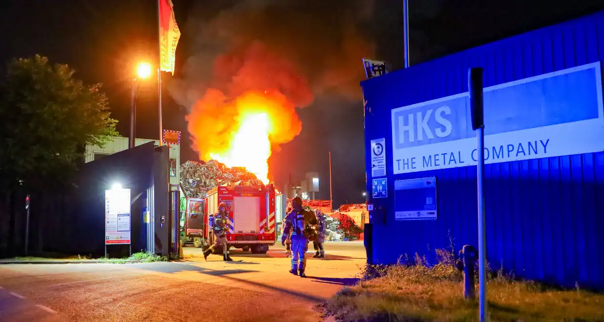 Brandweer houdt nacontrole na buitenbrand - Foto 5