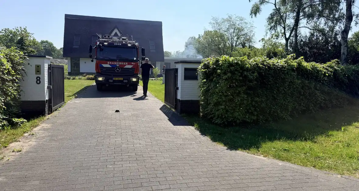Buitenbrand in heg snel geblust
